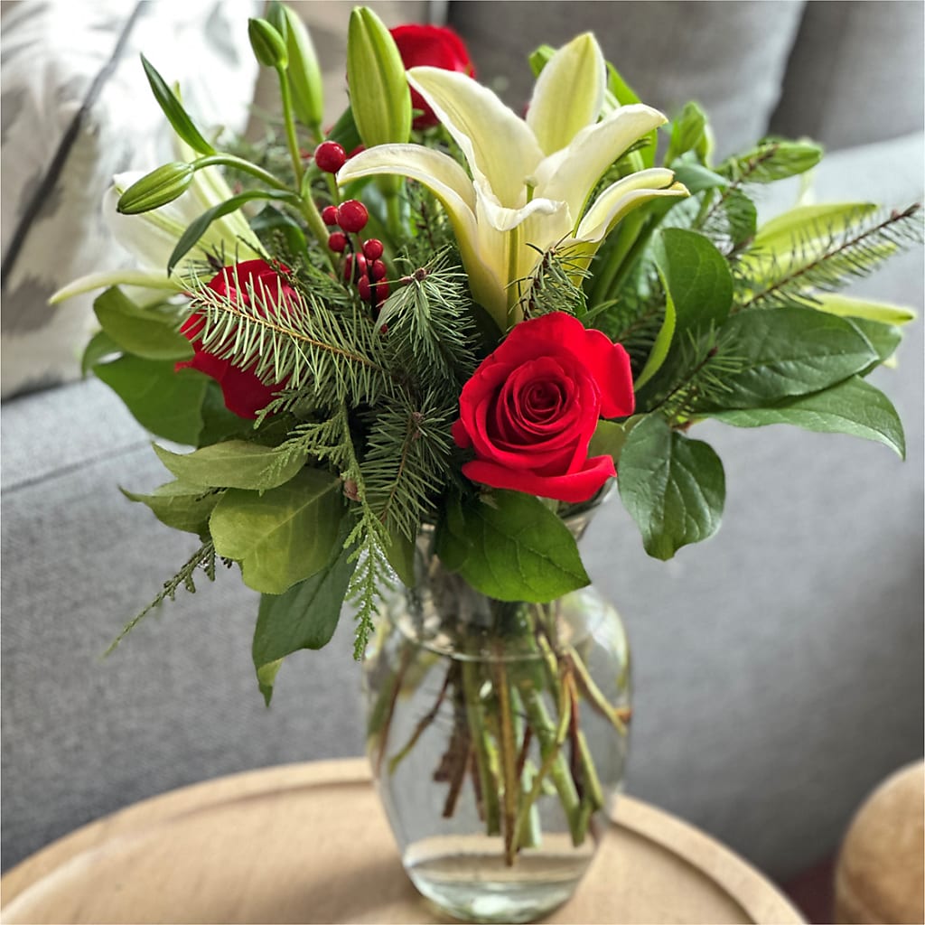 Sparkling Snowflakes Bouquet – DOMINO'S BLOOMS, Granbury TX